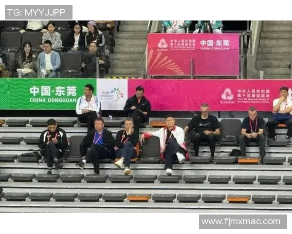 广厦与四川比赛争议引发热议球迷与专家各执己见探讨裁判判罚合理性